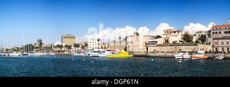 Alghero mit Festungsmauern aus dem Hafen, Sardinien, Italien, Europa Stockfoto