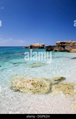 Felsen im Meer ist Arutas Strand, Provinz Arborea, Sardinien, Italien, Europa Stockfoto