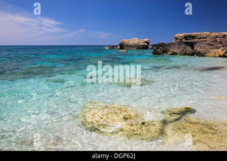 Felsen im Meer ist Arutas Strand, Provinz Arborea, Sardinien, Italien, Europa Stockfoto