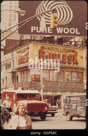Midtown Manhattan ist das zentrale Geschäftsviertel von New York City, in dem sich berühmte Wahrzeichen, Handelsknotenpunkte und kulturelle Einrichtungen befinden. Es ist ein pulsierendes urbanes Zentrum, bekannt für seine Wolkenkratzer, Einkaufsviertel und Unterhaltungsmöglichkeiten, was es zu einem globalen Zentrum für Handel und Tourismus macht. Stockfoto