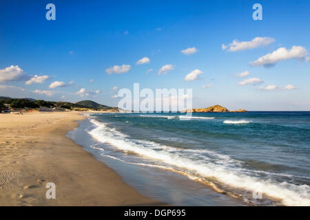 Spiaggia Sa Colonia Strand an der Costa del Sud in der Nähe von Torre di Chia, Provinz Sulcis, Sardinien, Italien, Europa Stockfoto