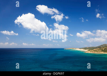 Türkis Meer an der Costa del Sud in der Nähe von Torre di Chia, Provinz Sulcis, Sardinien, Italien, Europa Stockfoto