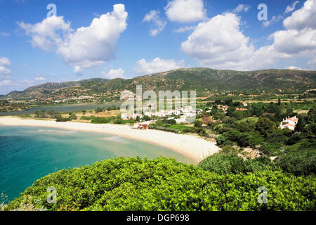 Spiaggia Sa Colonia Strand an der Costa del Sud in der Nähe von Torre di Chia, Provinz Sulcis, Sardinien, Italien, Europa Stockfoto