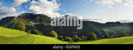 Blick über das Val Gardena-Tal in Richtung der Seiser Alm und Schlern Berg, Dolomiten, Trentino-Alto Adige, Italien, Europa Stockfoto