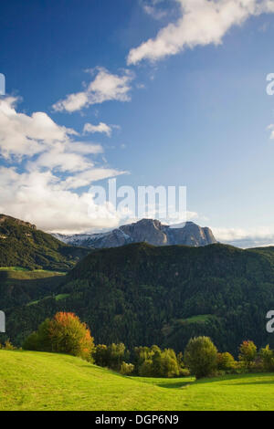 Blick über das Val Gardena-Tal in Richtung der Seiser Alm und Schlern Berg, Dolomiten, Trentino-Alto Adige, Italien, Europa Stockfoto