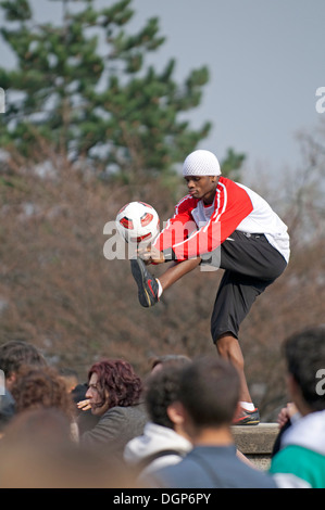 Fußball-Acrobat in Montmartre, Paris, Frankreich Stockfoto