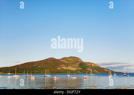 Boote in der Bucht von Lamlash vor Holy Island, Isle of Arran, Schottland, Vereinigtes Königreich, Europa Stockfoto