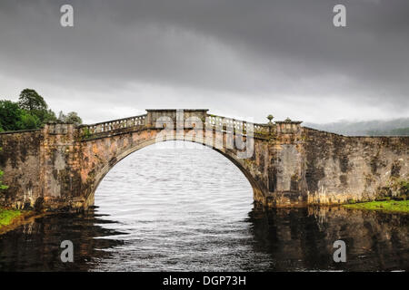 Alte Brücke in der Nähe von Inveraray am Loch Fyne, Argyll, Schottland, Vereinigtes Königreich, Europa Stockfoto