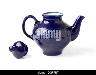 antikes Porzellan Teekanne blau auf weißem Hintergrund Stockfoto
