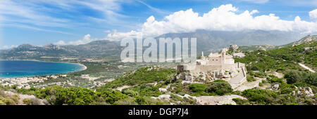 Blick über den Golf von Calvi mit der Kapelle Notre Dame De La Sierra, Balagne, West Korsika, Korsika, Frankreich, Europa Stockfoto