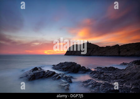 L'lle-Rousse-Halbinsel mit Da le Pietra Leuchtturm bei Sonnenuntergang, Korsika, Frankreich, Europa Stockfoto