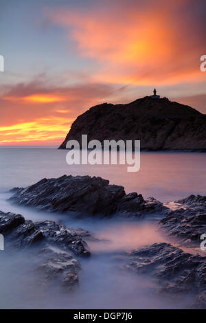 L'lle-Rousse-Halbinsel mit Da le Pietra Leuchtturm bei Sonnenuntergang, Korsika, Frankreich, Europa Stockfoto