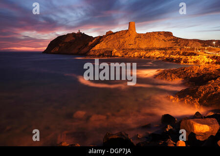 L'lle-Rousse-Halbinsel mit Da le Pietra Leuchtturm und der genuesischen Turm bei Sonnenuntergang, Korsika, Frankreich, Europa Stockfoto