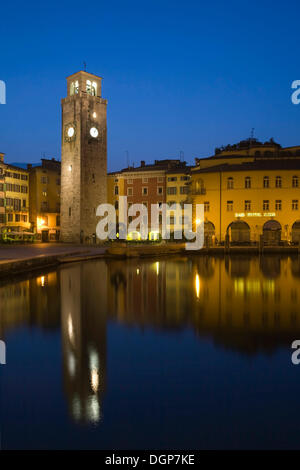 Die alte Stadt von Riva del Garda spiegelt sich in das Hafenbecken, Gardasee, Trentino, Alto Adige, Italien, Europa Stockfoto