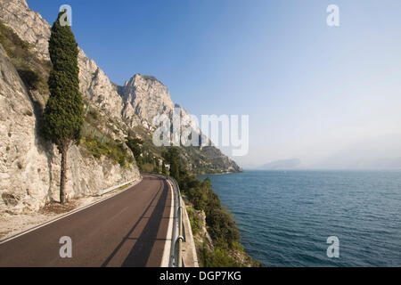 Gardesana Occidentale Straße auf der westlichen Klippe am Gardasee, Lombardei, Italien, Europa Stockfoto