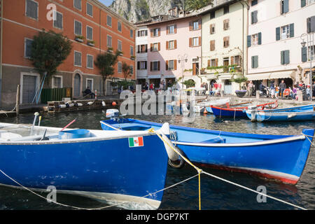 Blauen Boote im Hafen von Limone, Gardasee, Lombardei, Italien, Europa Stockfoto