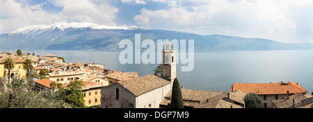 Blick auf Gargnano vor den schneebedeckten Gipfeln des Monte Baldo, Gardasee, Lombardei, Italien, Europa Stockfoto