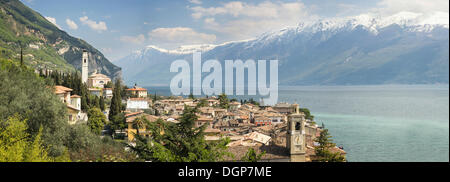 Blick auf Gargnano vor den schneebedeckten Gipfeln des Monte Baldo, Gardasee, Lombardei, Italien, Europa Stockfoto