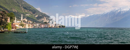 Gargnano am Gardasee vor den schneebedeckten Gipfeln des Monte Baldo, Gardasee, Lombardei, Italien, Europa Stockfoto