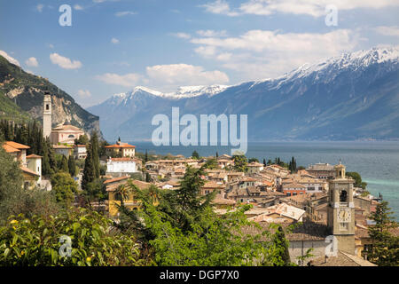 Gargnano am Gardasee vor den schneebedeckten Gipfeln des Monte Baldo, Lombardei, Italien, Europa Stockfoto