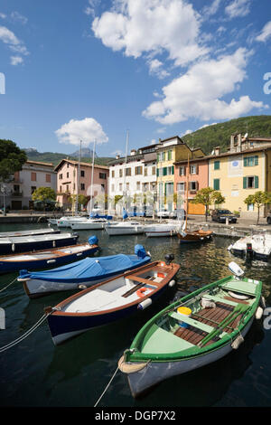 Boote im Hafen von Gargnano, Gardasee, Lombardei, Italien, Europa Stockfoto