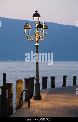 Straßenlaterne am Hafen von Gargnano, Gardasee, Lombardei, Italien, Europa Stockfoto