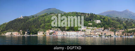 Hafen und Zypressen Wald, Toscolano Maderno, Gardasee, Lombardei, Italien, Europa Stockfoto