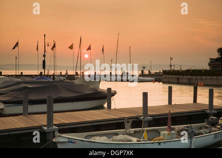 Sonnenuntergang am Hafen von Sirmione, Gardasee, Lombardei, Italien, Europa Stockfoto