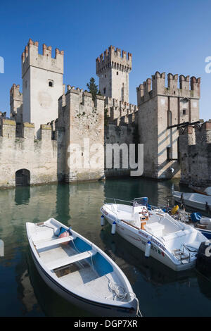 Castello Scaligero Scaliger Burg in Sirmione, Gardasee, Lombardei, Italien, Europa Stockfoto