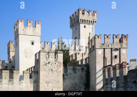 Castello Scaligero Scaliger Burg in Sirmione, Gardasee, Lombardei, Italien, Europa Stockfoto