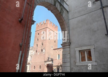 Durchgang zum Piazza del Signori Quadrat mit Torre dei Lamberti Turm, Verona, Veneto, Italien, Europa Stockfoto