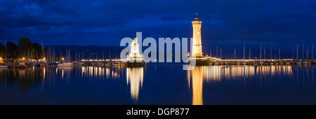 Hafeneinfahrt mit der Statue eines bayerischen Löwe und Leuchtturm, Lindau, Bayern Stockfoto