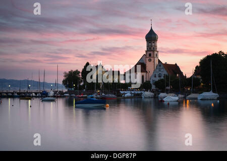 Kirche St. Georg bei Sonnenuntergang, Wasserburg, Bodensee, Bayern Stockfoto