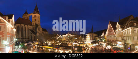 Weihnachten auf dem Marktplatz in Esslingen mit Kirche St. Dionys und Kielmeyerhaus Gebäude, Esslingen am Neckar Stockfoto