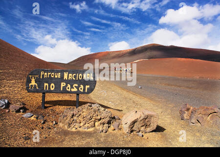 Zeichen, No Trespassing - Nationalpark, in der hinteren Touristen reiten Dromedaren im Timanfaya Nationalpark, Lanzarote Stockfoto