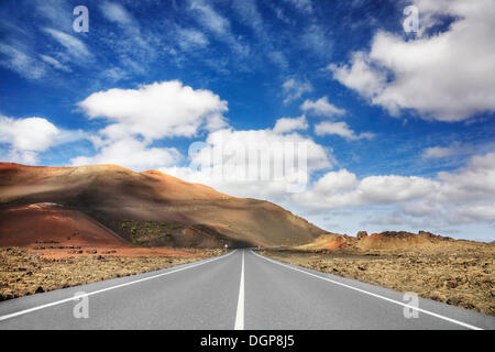 Straße durch die vulkanische Landschaft im Nationalpark Timanfaya, Lanzarote, Kanarische Inseln, Spanien, Europa Stockfoto