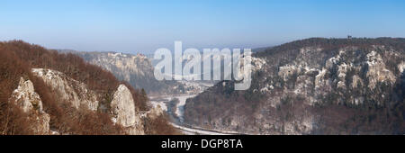 Blick vom Eichfelsen Rock auf Schloss Werenwag Schloss und das Donautal, Naturpark Naturpark Obere Donau, Schwäbische Alb Stockfoto