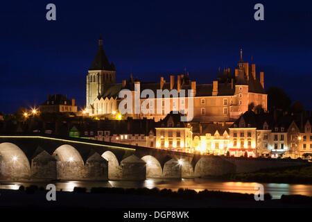 Blick auf die Stadt mit Schloss Château de Gien und Brücke über die Loire, Gien, Département Loiret, Loiretal, Frankreich, Europa Stockfoto