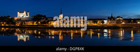 Blick auf die Stadt mit Burg und Kirche von Saint-Pierre, Saumur, Departement Maine-et-Loire, Region Pays De La Loire, Frankreich, Europa Stockfoto