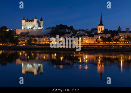 Blick auf die Stadt mit Burg und Kirche von Saint-Pierre, Saumur, Departement Maine-et-Loire, Region Pays De La Loire, Frankreich, Europa Stockfoto