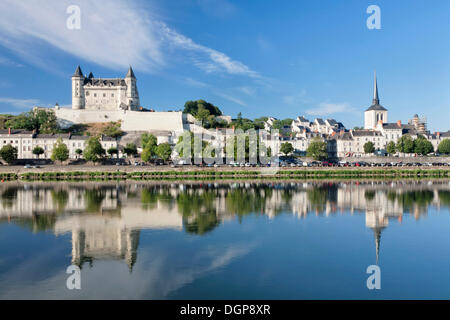 Blick auf die Stadt mit Burg und Kirche von Saint-Pierre, Saumur, Departement Maine-et-Loire, Region Pays De La Loire, Frankreich, Europa Stockfoto