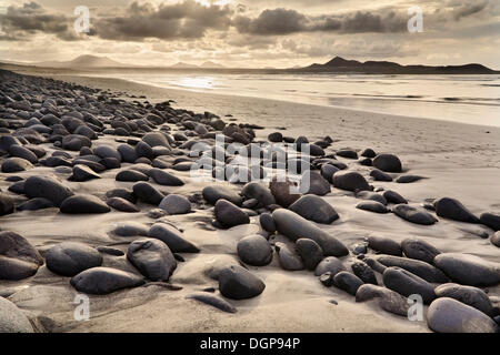 Steinen und Felsen glatt poliert, am Meer am Strand von Famara, Lanzarote, Kanarische Inseln, Spanien, Europa Stockfoto