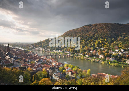 Panoramablick auf die Altstadt von Heidelberg gesehen aus dem Schlosspark, Schlosspark, Baden-Württemberg Stockfoto