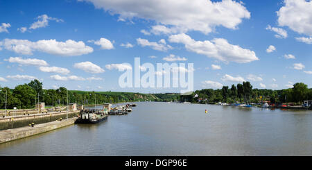 Sperren Sie auf dem Neckar in der Nähe von Lauffen, Baden-Württemberg Stockfoto