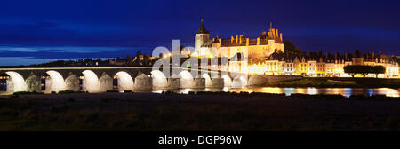 Stadt von Gien mit Château de Gien und der Loire-Brücke, Loiret, Loiretal, Frankreich, Europa Stockfoto