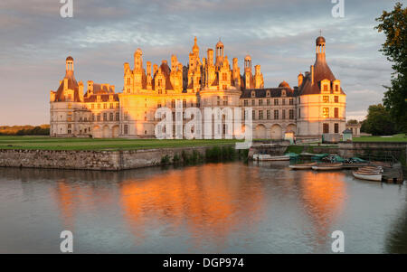 Château de Chambord, Nordfassade mit einem Wassergraben, Département Loire et Cher, Region Centre, Frankreich, Europa Stockfoto