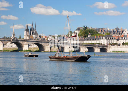 Blick über die Loire River Bridge, Pont Jacques Gabriel, in Richtung Blois und die Kirche Saint Nicolas Stockfoto