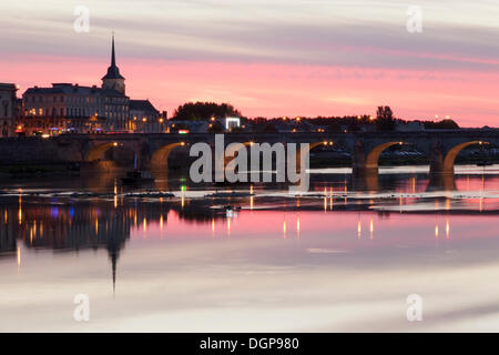 Cessart Brücke Pont reflektiert in der Loire River, Saumur, Pays De La Loire, Departement Maine et Loire, Frankreich, Europa Stockfoto