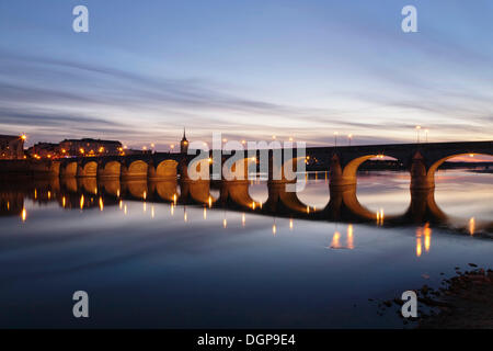 Cessart Brücke Pont reflektiert in der Loire River, Saumur, Pays De La Loire, Departement Maine et Loire, Frankreich, Europa Stockfoto