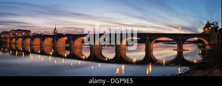 Cessart Brücke Pont reflektiert in der Loire River, Saumur, Pays De La Loire, Departement Maine et Loire, Frankreich, Europa Stockfoto